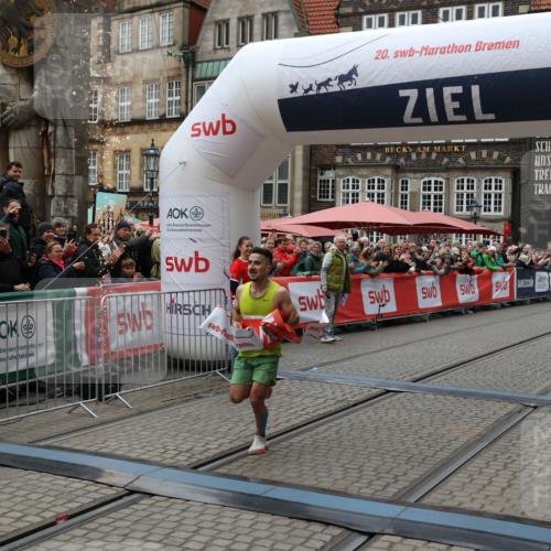 05.10.2025 - 20. swb-Marathon Bremen Yannick Fuchs http://msf.ph/oto/9264453 05.10.2025 12:04:44 Ziel 11703 meine-sportfotos.de