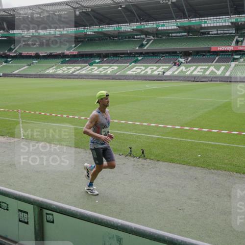 05.10.2025 - 20. swb-Marathon Bremen Michael Burmester http://msf.ph/oto/9264470 05.10.2025 12:06:25 Laufen im Stadion 282, 485, 594, 680, 1233, 1628 meine-sportfotos.de