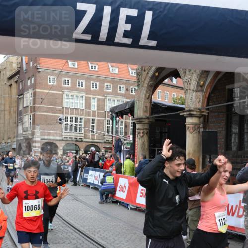 05.10.2025 - 20. swb-Marathon Bremen Yannick Fuchs http://msf.ph/oto/9264471 05.10.2025 10:50:34 Ziel 8866, 9740, 10066, 10537, 10638, 10923, 11022, 11239, 11241, 11254, 11298, 11344, 11460, 11531, 11660, 11740 meine-sportfotos.de