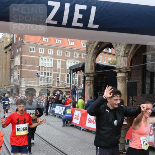 05.10.2025 - 20. swb-Marathon Bremen Yannick Fuchs http://msf.ph/oto/9264483 05.10.2025 10:50:35 Ziel 8866, 9337, 9740, 10066, 10199, 10537, 10638, 10923, 11022, 11239, 11241, 11254, 11298, 11344, 11460, 11531, 11660, 11740 meine-sportfotos.de