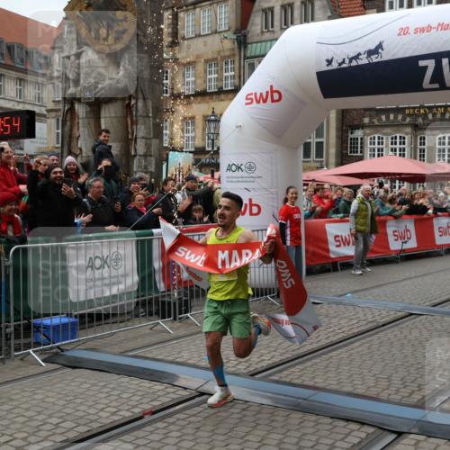 05.10.2025 - 20. swb-Marathon Bremen Yannick Fuchs http://msf.ph/oto/9264485 05.10.2025 12:04:44 Ziel 11703 meine-sportfotos.de