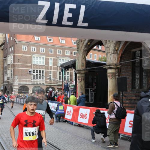 05.10.2025 - 20. swb-Marathon Bremen Yannick Fuchs http://msf.ph/oto/9264489 05.10.2025 10:50:35 Ziel 8866, 9337, 9740, 10066, 10199, 10537, 10638, 10923, 11022, 11239, 11241, 11254, 11298, 11344, 11460, 11531, 11660, 11740 meine-sportfotos.de