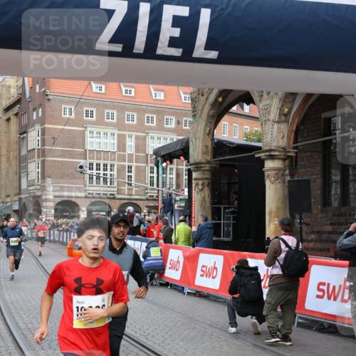 05.10.2025 - 20. swb-Marathon Bremen Yannick Fuchs http://msf.ph/oto/9264502 05.10.2025 10:50:35 Ziel 8866, 9337, 9740, 10066, 10199, 10537, 10638, 10923, 11022, 11239, 11241, 11254, 11298, 11344, 11460, 11531, 11660, 11740 meine-sportfotos.de