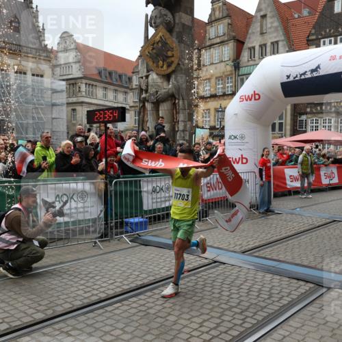 05.10.2025 - 20. swb-Marathon Bremen Yannick Fuchs http://msf.ph/oto/9264508 05.10.2025 12:04:44 Ziel 11703 meine-sportfotos.de