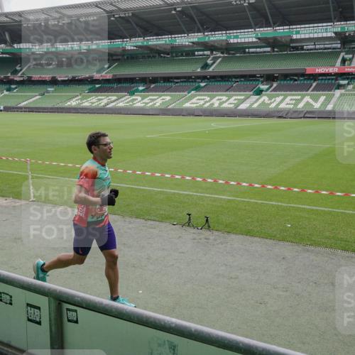 05.10.2025 - 20. swb-Marathon Bremen Michael Burmester http://msf.ph/oto/9264513 05.10.2025 12:08:23 Laufen im Stadion 1357, 1648 meine-sportfotos.de