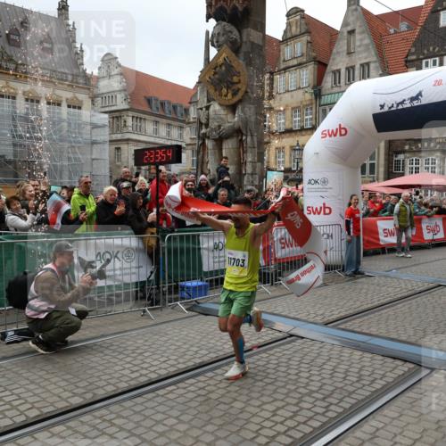 05.10.2025 - 20. swb-Marathon Bremen Yannick Fuchs http://msf.ph/oto/9264515 05.10.2025 12:04:44 Ziel 11703 meine-sportfotos.de
