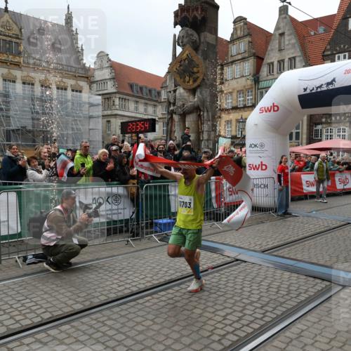 05.10.2025 - 20. swb-Marathon Bremen Yannick Fuchs http://msf.ph/oto/9264521 05.10.2025 12:04:44 Ziel 11703 meine-sportfotos.de