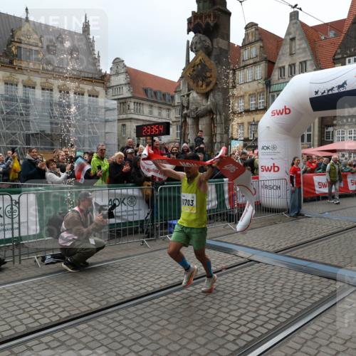 05.10.2025 - 20. swb-Marathon Bremen Yannick Fuchs http://msf.ph/oto/9264527 05.10.2025 12:04:44 Ziel 11703 meine-sportfotos.de