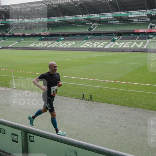 05.10.2025 - 20. swb-Marathon Bremen Michael Burmester http://msf.ph/oto/9264532 05.10.2025 12:08:33 Laufen im Stadion 1357, 1648 meine-sportfotos.de