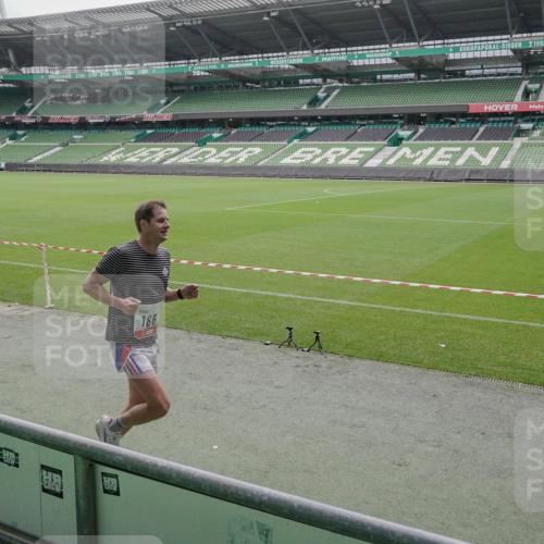 05.10.2025 - 20. swb-Marathon Bremen Michael Burmester http://msf.ph/oto/9264550 05.10.2025 12:08:50 Laufen im Stadion 1357, 1648, 1861 meine-sportfotos.de