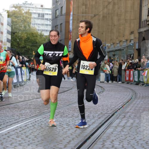 05.10.2025 - 20. swb-Marathon Bremen Strokosch-Dieckow http://msf.ph/oto/9264564 05.10.2025 11:07:27 Ziel 7779, 9483, 9780, 10037, 10160, 10223, 10585, 10737, 10776, 10854, 11122, 11159, 11262, 11384, 11529, 11584 meine-sportfotos.de