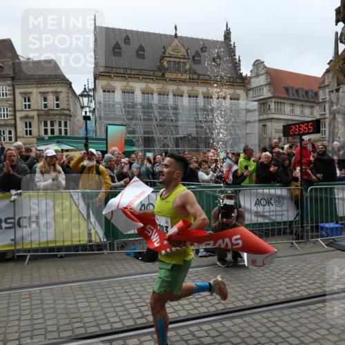 05.10.2025 - 20. swb-Marathon Bremen Yannick Fuchs http://msf.ph/oto/9264565 05.10.2025 12:04:45 Ziel 11703 meine-sportfotos.de