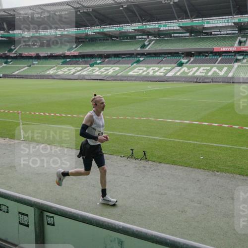 05.10.2025 - 20. swb-Marathon Bremen Michael Burmester http://msf.ph/oto/9264574 05.10.2025 12:09:23 Laufen im Stadion 535, 784, 1083, 1493, 1730, 1861, 1357, 1648 meine-sportfotos.de