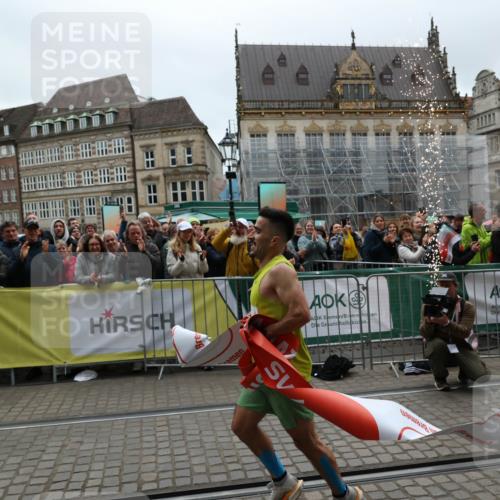 05.10.2025 - 20. swb-Marathon Bremen Yannick Fuchs http://msf.ph/oto/9264586 05.10.2025 12:04:45 Ziel 11703 meine-sportfotos.de