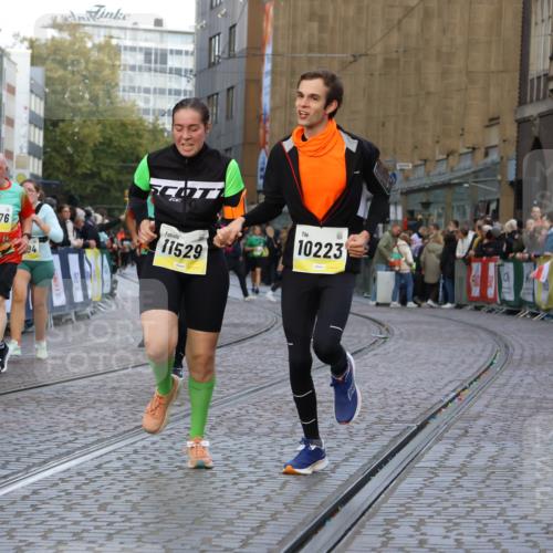05.10.2025 - 20. swb-Marathon Bremen Strokosch-Dieckow http://msf.ph/oto/9264590 05.10.2025 11:07:27 Ziel 7779, 9483, 9780, 10037, 10160, 10223, 10585, 10737, 10776, 10854, 11122, 11159, 11262, 11384, 11529, 11584 meine-sportfotos.de