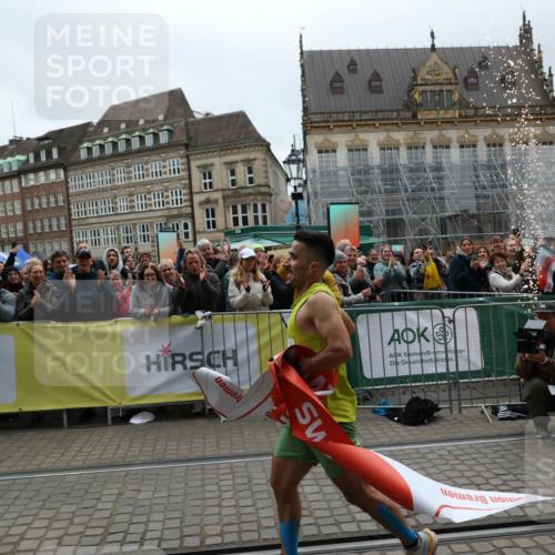 05.10.2025 - 20. swb-Marathon Bremen Yannick Fuchs http://msf.ph/oto/9264591 05.10.2025 12:04:45 Ziel 11703 meine-sportfotos.de