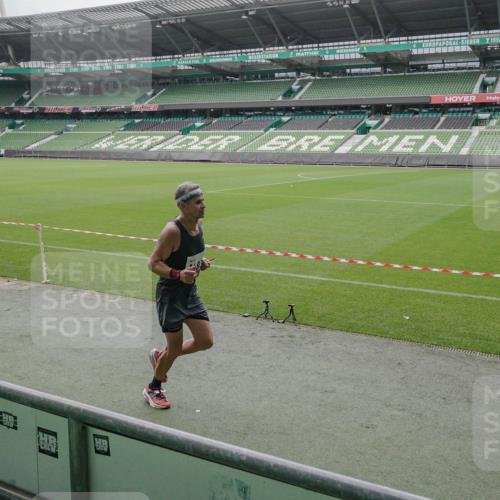 05.10.2025 - 20. swb-Marathon Bremen Michael Burmester http://msf.ph/oto/9264593 05.10.2025 12:09:28 Laufen im Stadion 535, 784, 1083, 1493, 1730, 1861, 1357, 1648 meine-sportfotos.de