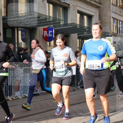 05.10.2025 - 20. swb-Marathon Bremen Strokosch-Dieckow http://msf.ph/oto/9264598 05.10.2025 11:04:16 Ziel 8111, 9394, 9532, 9610, 9623, 9750, 9765, 9771, 9812, 9915, 9927, 10278, 10422, 10439, 10451, 10483, 10485, 10531, 10532, 10557, 10674, 10869, 10956, 10964, 11035, 11044, 11196, 11427, 11542, 11546, 11615, 11704, 8111, 9394, 9532, 9610, 9623, 9750, 9765, 9771, 9812, 9915, 9927, 10278, 10422, 10439, 10451, 10483, 10485, 10531, 10532, 10557, 10674, 10869, 10956, 10964, 11035, 11044, 11196, 11427, 11542, 11546 meine-sportfotos.de