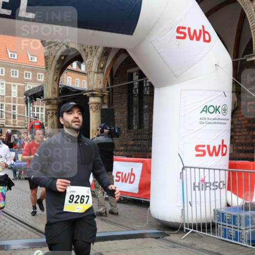 05.10.2025 - 20. swb-Marathon Bremen Yannick Fuchs http://msf.ph/oto/9264600 05.10.2025 10:50:42 Ziel 9267, 9299, 9337, 9578, 9986, 10199, 10251, 11344, 11466, 11660 meine-sportfotos.de