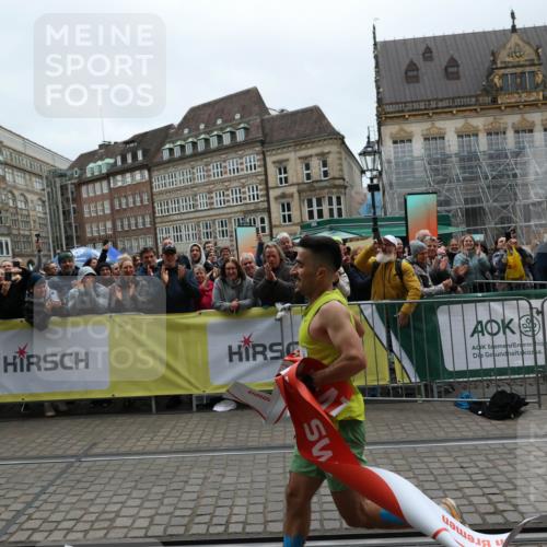 05.10.2025 - 20. swb-Marathon Bremen Yannick Fuchs http://msf.ph/oto/9264612 05.10.2025 12:04:45 Ziel 11703 meine-sportfotos.de