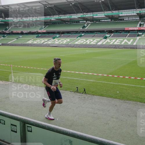05.10.2025 - 20. swb-Marathon Bremen Michael Burmester http://msf.ph/oto/9264614 05.10.2025 12:09:32 Laufen im Stadion 535, 784, 1083, 1493, 1730, 1861, 1357 meine-sportfotos.de