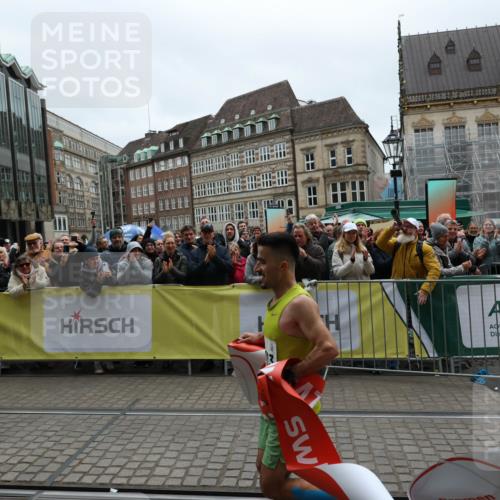 05.10.2025 - 20. swb-Marathon Bremen Yannick Fuchs http://msf.ph/oto/9264628 05.10.2025 12:04:45 Ziel 11703 meine-sportfotos.de