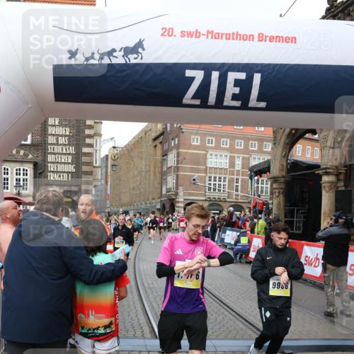 05.10.2025 - 20. swb-Marathon Bremen Yannick Fuchs http://msf.ph/oto/9264629 05.10.2025 10:50:43 Ziel 9267, 9299, 9337, 9578, 9986, 10199, 10251, 11062, 11466, 11660 meine-sportfotos.de