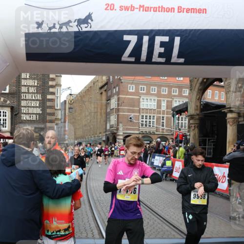 05.10.2025 - 20. swb-Marathon Bremen Yannick Fuchs http://msf.ph/oto/9264638 05.10.2025 10:50:43 Ziel 9267, 9299, 9337, 9578, 9986, 10199, 10251, 11062, 11466, 11660 meine-sportfotos.de