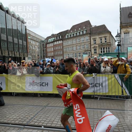 05.10.2025 - 20. swb-Marathon Bremen Yannick Fuchs http://msf.ph/oto/9264642 05.10.2025 12:04:45 Ziel 11703 meine-sportfotos.de