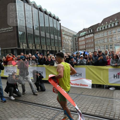 05.10.2025 - 20. swb-Marathon Bremen Yannick Fuchs http://msf.ph/oto/9264656 05.10.2025 12:04:46 Ziel 11703 meine-sportfotos.de