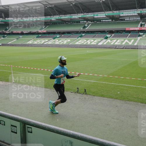 05.10.2025 - 20. swb-Marathon Bremen Michael Burmester http://msf.ph/oto/9264677 05.10.2025 12:10:06 Laufen im Stadion 50, 535, 784, 1083, 1493, 1730 meine-sportfotos.de