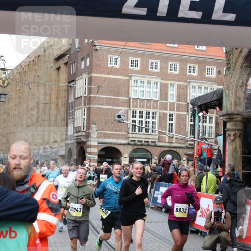 05.10.2025 - 20. swb-Marathon Bremen Yannick Fuchs http://msf.ph/oto/9264681 05.10.2025 10:50:49 Ziel 9230, 9299, 9578, 9832, 9969, 9986, 10043, 10251, 11062, 11451, 11466, 11543, 11661 meine-sportfotos.de
