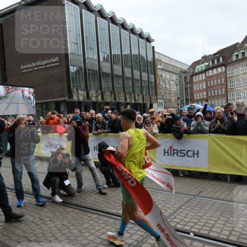 05.10.2025 - 20. swb-Marathon Bremen Yannick Fuchs http://msf.ph/oto/9264684 05.10.2025 12:04:46 Ziel 11703 meine-sportfotos.de