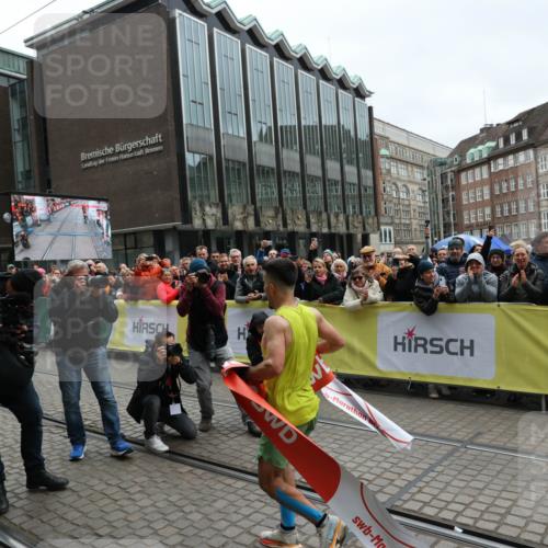 05.10.2025 - 20. swb-Marathon Bremen Yannick Fuchs http://msf.ph/oto/9264699 05.10.2025 12:04:46 Ziel 11703 meine-sportfotos.de