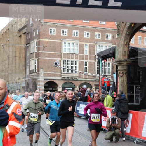 05.10.2025 - 20. swb-Marathon Bremen Yannick Fuchs http://msf.ph/oto/9264701 05.10.2025 10:50:49 Ziel 9230, 9299, 9578, 9832, 9969, 9986, 10043, 10251, 11062, 11451, 11466, 11543, 11661 meine-sportfotos.de