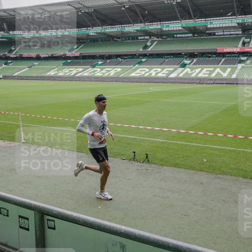 05.10.2025 - 20. swb-Marathon Bremen Michael Burmester http://msf.ph/oto/9264720 05.10.2025 12:11:32 Laufen im Stadion 1, 1620 meine-sportfotos.de
