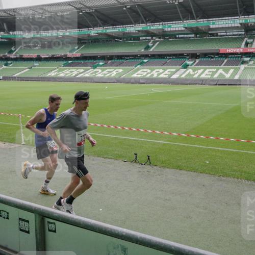 05.10.2025 - 20. swb-Marathon Bremen Michael Burmester http://msf.ph/oto/9264739 05.10.2025 12:12:13 Laufen im Stadion 1, 717, 2053 meine-sportfotos.de