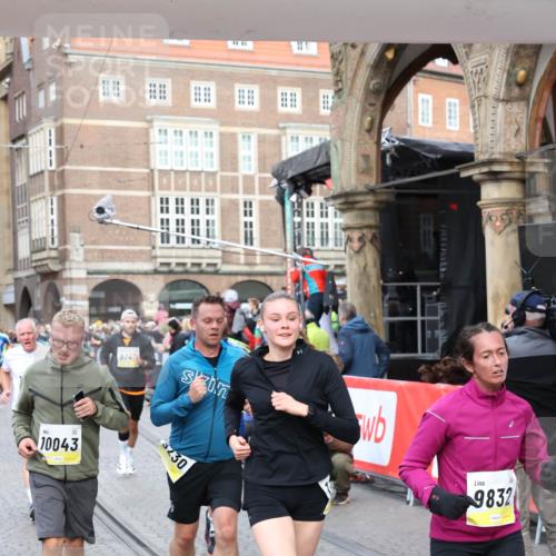 05.10.2025 - 20. swb-Marathon Bremen Yannick Fuchs http://msf.ph/oto/9264740 05.10.2025 10:50:50 Ziel 9230, 9578, 9658, 9742, 9832, 9969, 10043, 10279, 10479, 11062, 11451, 11543, 11661 meine-sportfotos.de