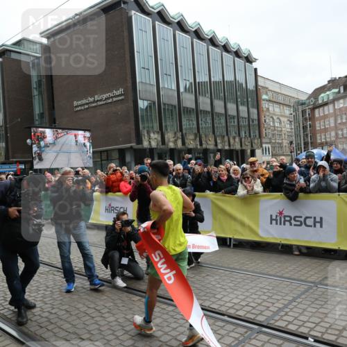 05.10.2025 - 20. swb-Marathon Bremen Yannick Fuchs http://msf.ph/oto/9264743 05.10.2025 12:04:46 Ziel 11703 meine-sportfotos.de