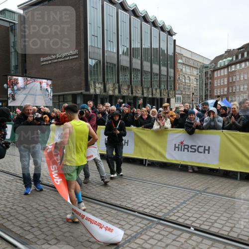 05.10.2025 - 20. swb-Marathon Bremen Yannick Fuchs http://msf.ph/oto/9264751 05.10.2025 12:04:46 Ziel 11703 meine-sportfotos.de