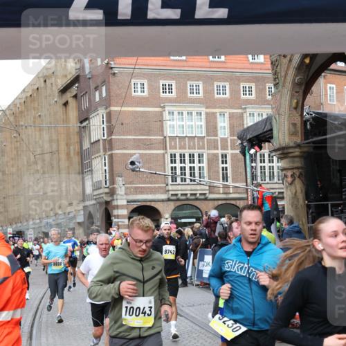 05.10.2025 - 20. swb-Marathon Bremen Yannick Fuchs http://msf.ph/oto/9264761 05.10.2025 10:50:51 Ziel 9230, 9578, 9658, 9742, 9832, 9969, 10043, 10279, 10479, 11062, 11451, 11543, 11661 meine-sportfotos.de