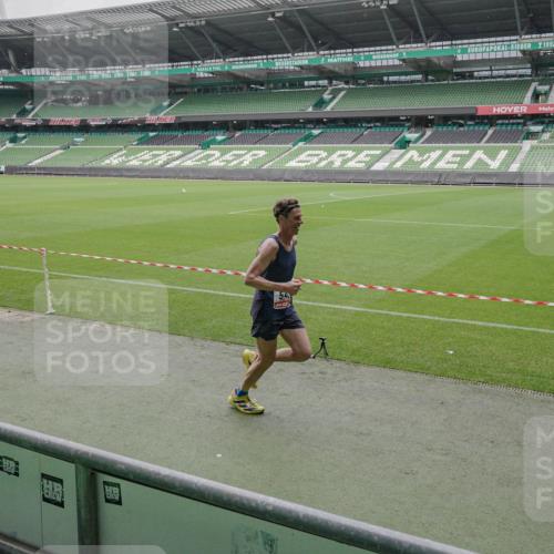 05.10.2025 - 20. swb-Marathon Bremen Michael Burmester http://msf.ph/oto/9264769 05.10.2025 12:12:25 Laufen im Stadion 542, 717, 2053, 1 meine-sportfotos.de
