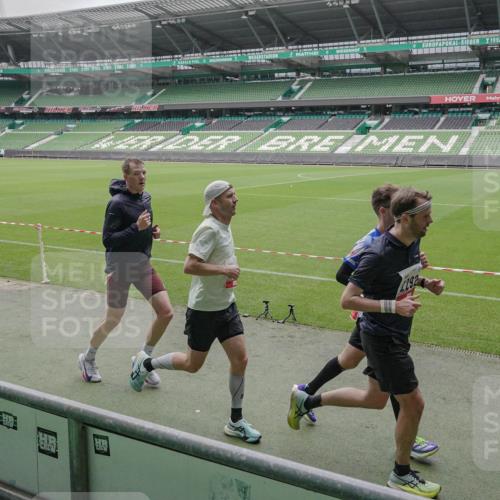 05.10.2025 - 20. swb-Marathon Bremen Michael Burmester http://msf.ph/oto/9264855 05.10.2025 12:13:01 Laufen im Stadion 529, 542, 600, 1113, 1437, 1509, 1771, 1948, 2053, 2116, 2159, 2292, 717, 2053 meine-sportfotos.de
