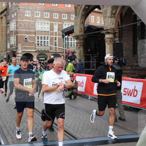 05.10.2025 - 20. swb-Marathon Bremen Yannick Fuchs http://msf.ph/oto/9264856 05.10.2025 10:50:53 Ziel 9230, 9251, 9277, 9658, 9715, 9742, 9832, 9888, 9969, 10043, 10279, 10479, 10689, 11062, 11451, 11543, 11661 meine-sportfotos.de