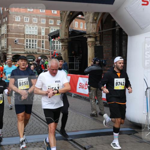 05.10.2025 - 20. swb-Marathon Bremen Yannick Fuchs http://msf.ph/oto/9264873 05.10.2025 10:50:53 Ziel 9230, 9251, 9277, 9658, 9715, 9742, 9832, 9888, 9969, 10043, 10279, 10479, 10689, 11062, 11451, 11543, 11661 meine-sportfotos.de