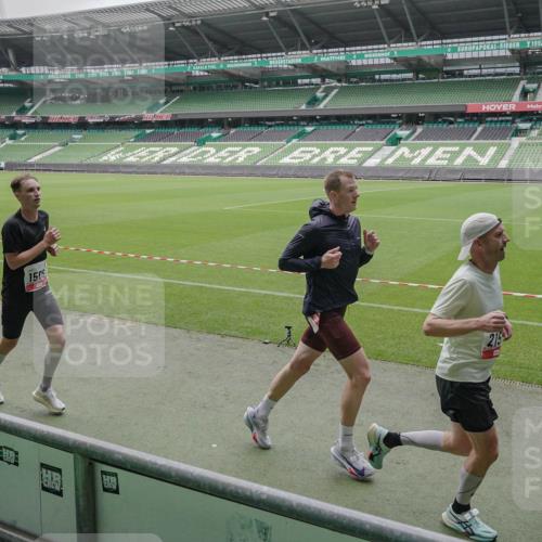 05.10.2025 - 20. swb-Marathon Bremen Michael Burmester http://msf.ph/oto/9264877 05.10.2025 12:13:01 Laufen im Stadion 529, 542, 600, 1113, 1437, 1509, 1771, 1948, 2053, 2116, 2159, 2292, 717, 2053 meine-sportfotos.de