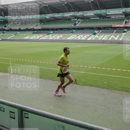 05.10.2025 - 20. swb-Marathon Bremen Michael Burmester http://msf.ph/oto/9264931 05.10.2025 12:13:09 Laufen im Stadion 304, 410, 529, 542, 600, 1113, 1437, 1509, 1771, 1948, 2116, 2159, 2292, 717, 2053 meine-sportfotos.de