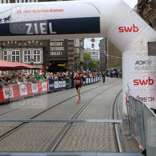 05.10.2025 - 20. swb-Marathon Bremen Yannick Fuchs http://msf.ph/oto/9264932 05.10.2025 12:06:33 Ziel 1040 meine-sportfotos.de