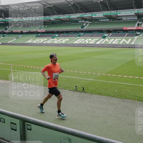 05.10.2025 - 20. swb-Marathon Bremen Michael Burmester http://msf.ph/oto/9264940 05.10.2025 12:13:13 Laufen im Stadion 304, 410, 529, 542, 600, 1113, 1437, 1509, 1771, 1948, 2116, 2159, 2292, 717, 2053 meine-sportfotos.de