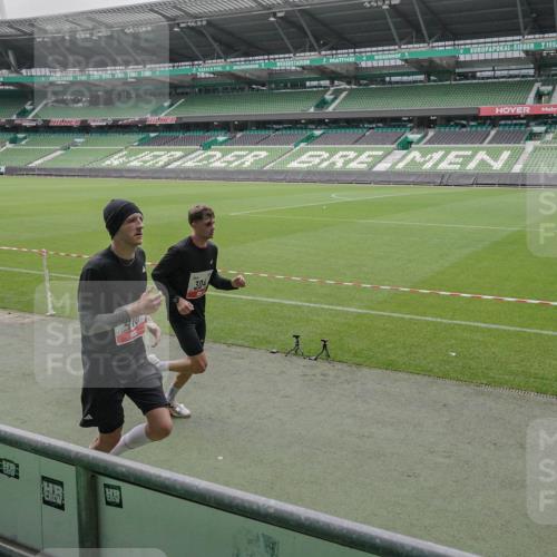 05.10.2025 - 20. swb-Marathon Bremen Michael Burmester http://msf.ph/oto/9264960 05.10.2025 12:13:14 Laufen im Stadion 304, 410, 529, 542, 600, 1113, 1437, 1509, 1771, 1948, 2116, 2159, 2292, 542, 717, 2053 meine-sportfotos.de